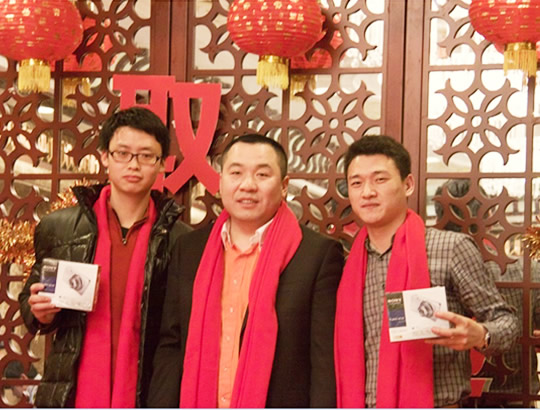 反差百科2012年优秀员工暨2013年年会实况 - 一等奖抽奖：奖品为索尼相机