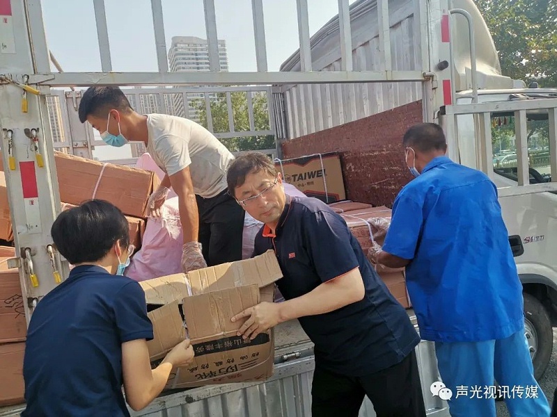 ZOBO董事长张新峰作为声光视讯行业联盟代表赴豫芒温暖灾区，传递爱心