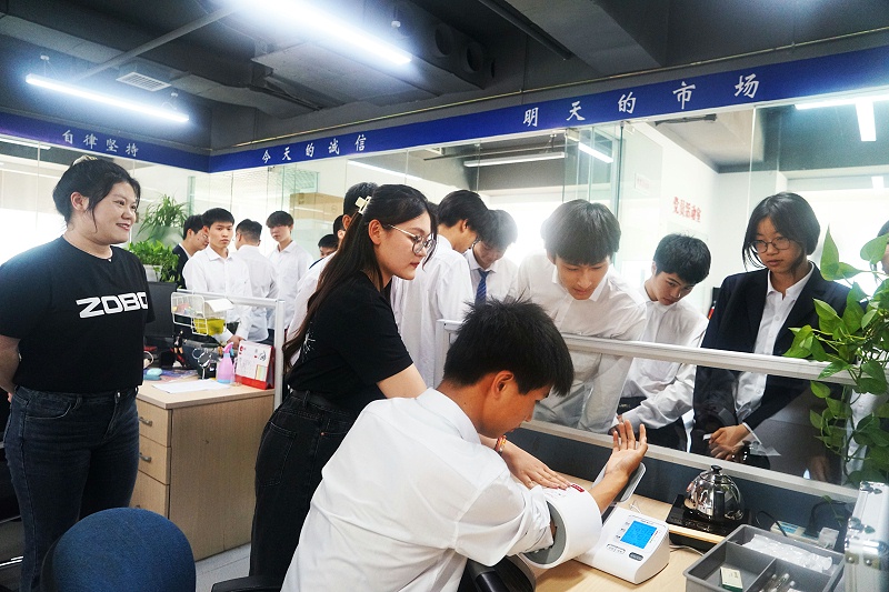 校企合作 走进职场 协同育人丨欢迎北京市经贸技术学校师生来北京高校职场体验基地——ZOBO反差百科参观学习