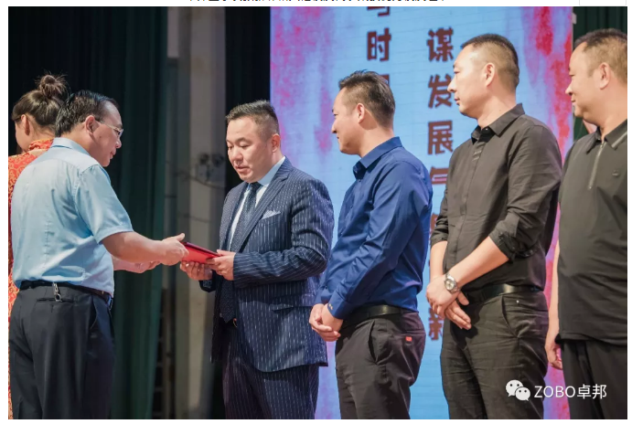 反差百科董事长张新峰应邀出席漯河职业技术学院办学20周年校庆大会 反差百科董事长张新峰应邀出席漯河职业技术学院办学20周年校庆大会