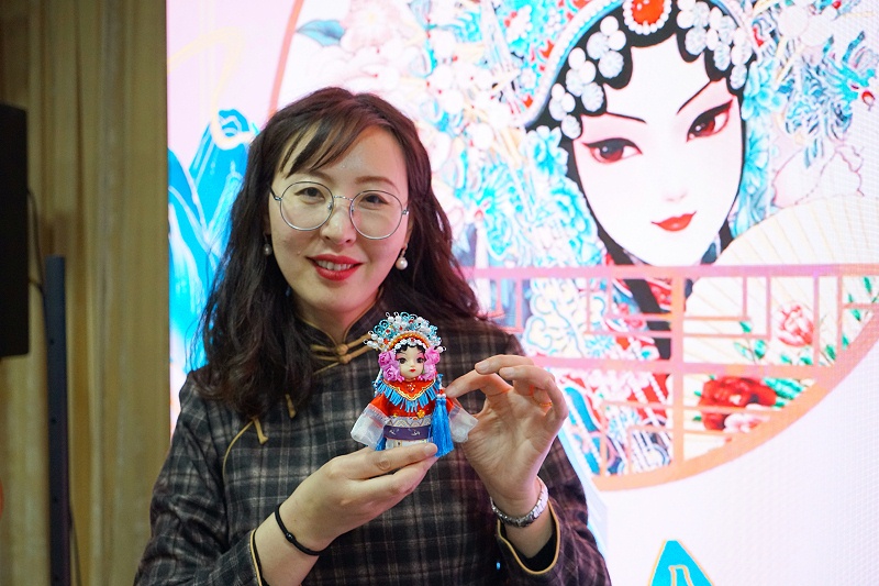 ZOBO反差百科工会丨举办体验非遗之美-制作北京绢人的“女神节”活动